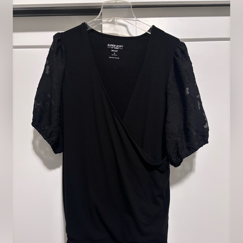 Torrid Black Super Soft Rib V-Neck Puff
Sleeve Surplice Top Blouse size 3